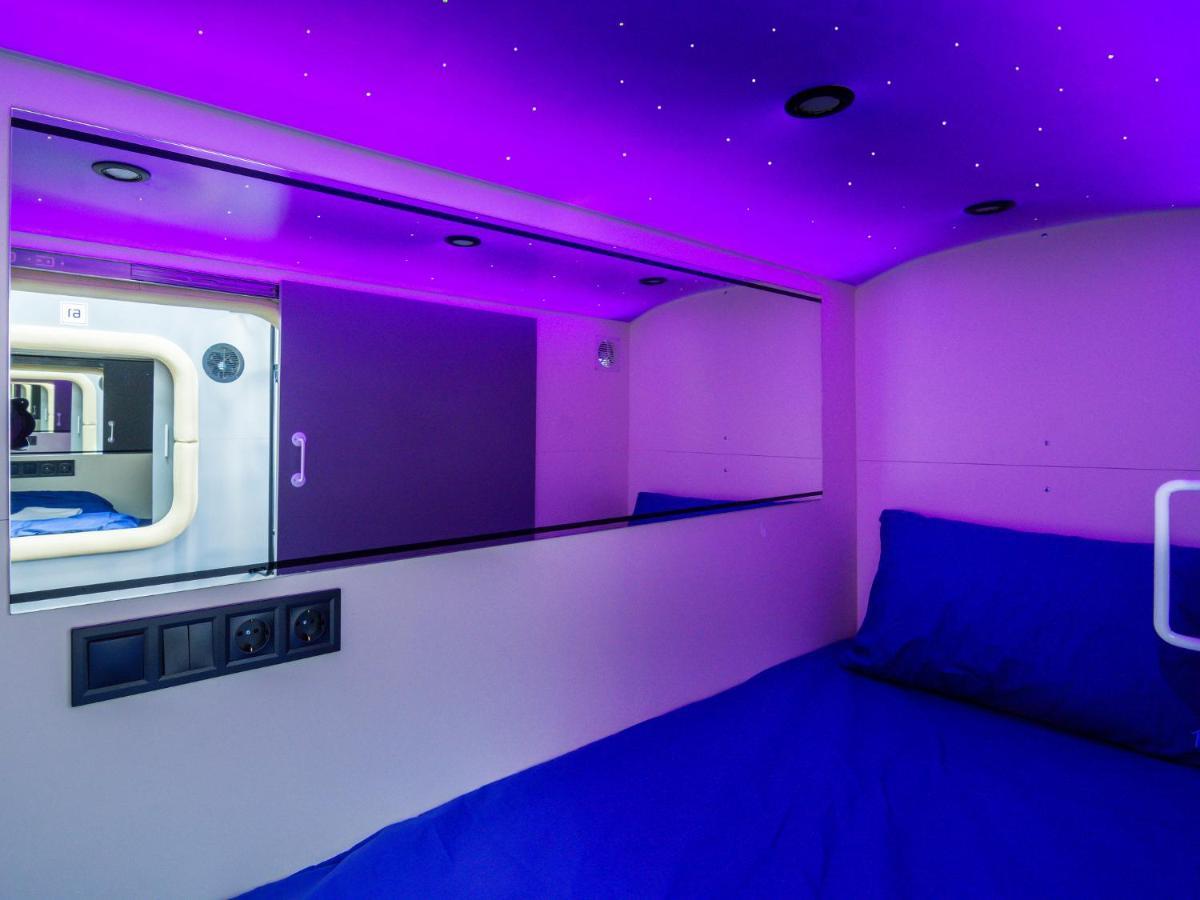 Av-1 Capsule Hotel Kiev Exteriör bild