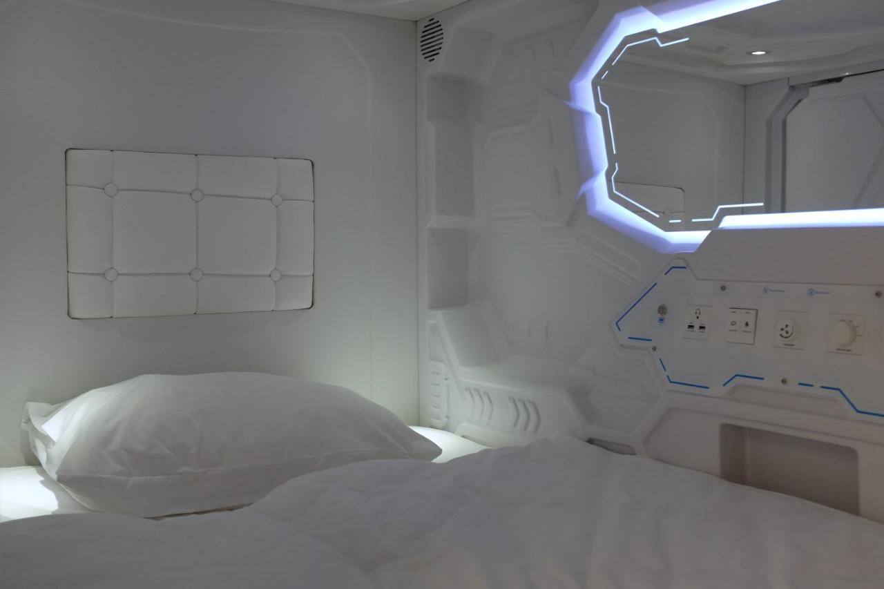 Av-1 Capsule Hotel Kiev Exteriör bild